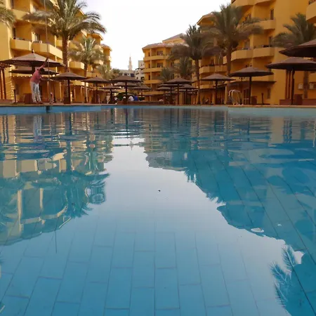 British Resort Pool View Apartments
